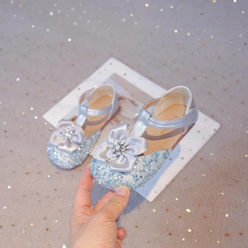 

Girls Flat Shoes 2025 Spring Summer Brand New Kids Half Sandals T-strap with Big Ribbon Flowers Rhinestone Princess Chic Sequins 23 серебряный
