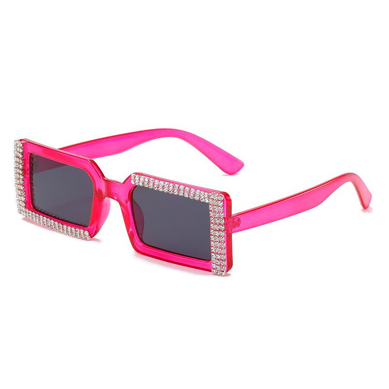 Diamond-Set Sunglasses, Larger-Frame Personalized Diamond Glasses, Street-Shot Pretty Girl Sunglasses