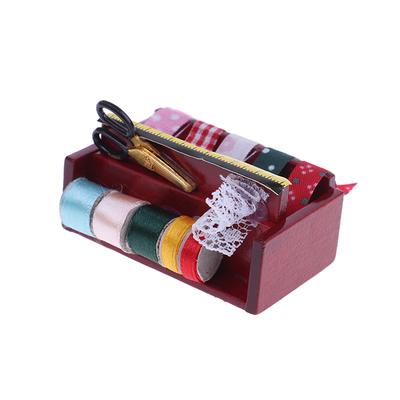 1:12 Casa delle Bambole Miniatura Stanza da Cucito Nastro Rotoli di Stoffa Passamaneria Forbici Scaffale