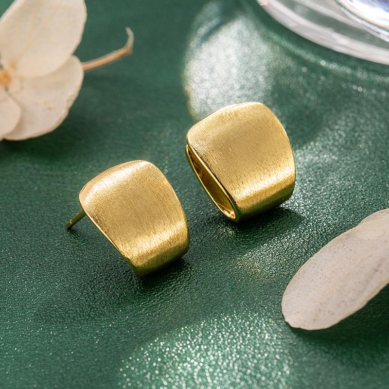 Schicke Geometrische Gebürstete Gold-Steckohrringe: Elegant, Modisch & Vielseitig für Damen.