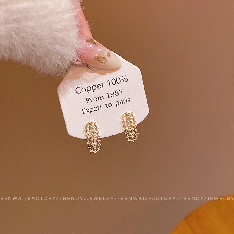 Exquisite slightly inlaid diamond geometric stud earrings women s niche small pearl earrings temperament elegant earrings