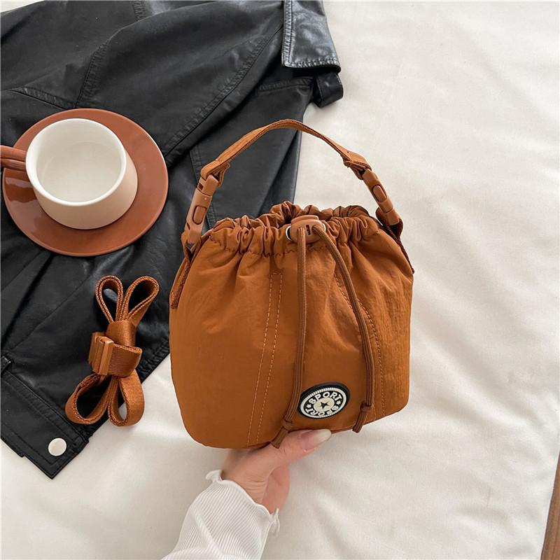 Fashion trend casual simple texture bucket bag 2025 summer new foreign style women personality shoulder messenger bag