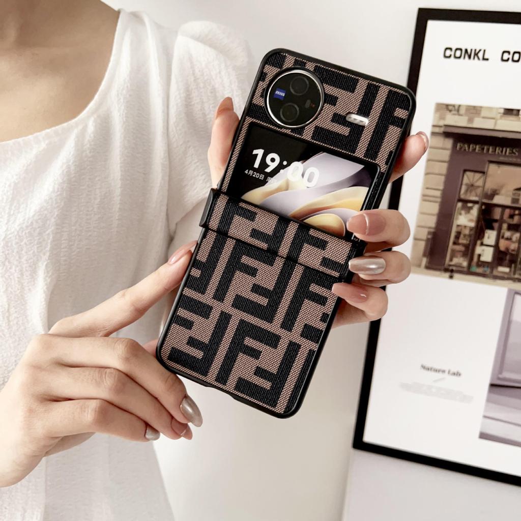 Samsung Z Flip7 Ledertextur Schutzhülle für Z Flip6/5 - Stilvolles dreiteiliges Design