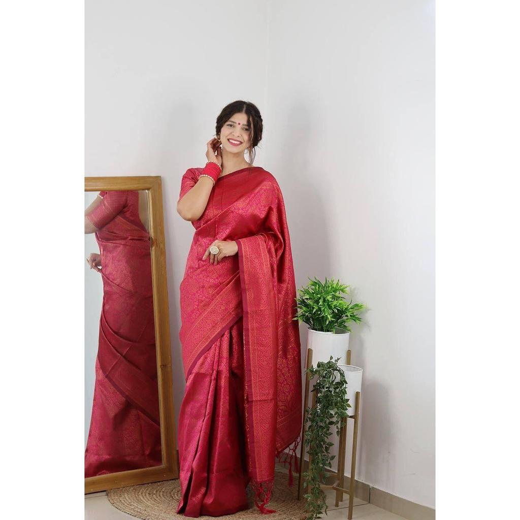 Dieser wunderschöne Saree ist elegant mit wunderschönem solidem Jacquard-Gewebe verziert, das dem Outfit einen perfekten Look verleiht.