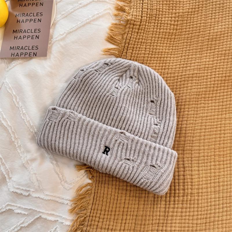 Cappello da donna autunno e inverno buchi americani protezione dal freddo protezione orecchie cappello di lana lavorato a maglia circonferenza testa grande moda lettera R cappello freddo