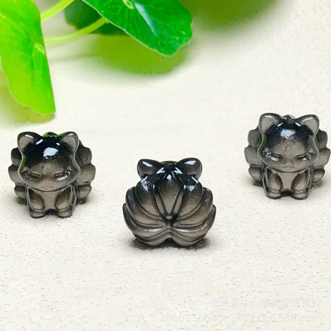 

«Подвеска-браслет из серебристого обсидиана в виде девятихвостой лисы»