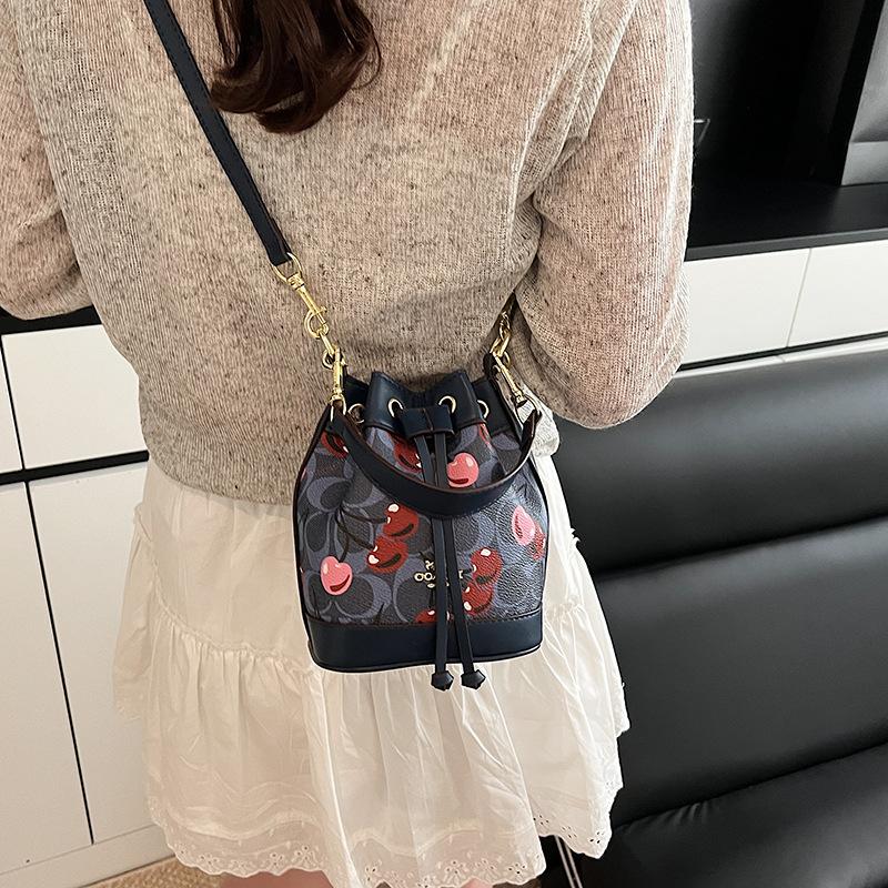 Damentaschen, Sommer 2025 Neue Koreanische Mode Nische Schultertasche, Persönlichkeitsdruck, Kirsch Umhänge-Eimertasche