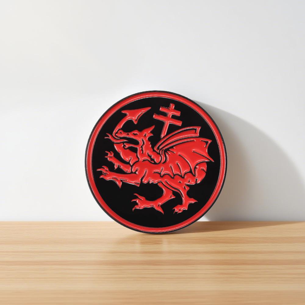 Dracula Vampir Anstecker: Geheime Drachenritter Emaille-Brosche & Fächer-Geschenkabzeichen