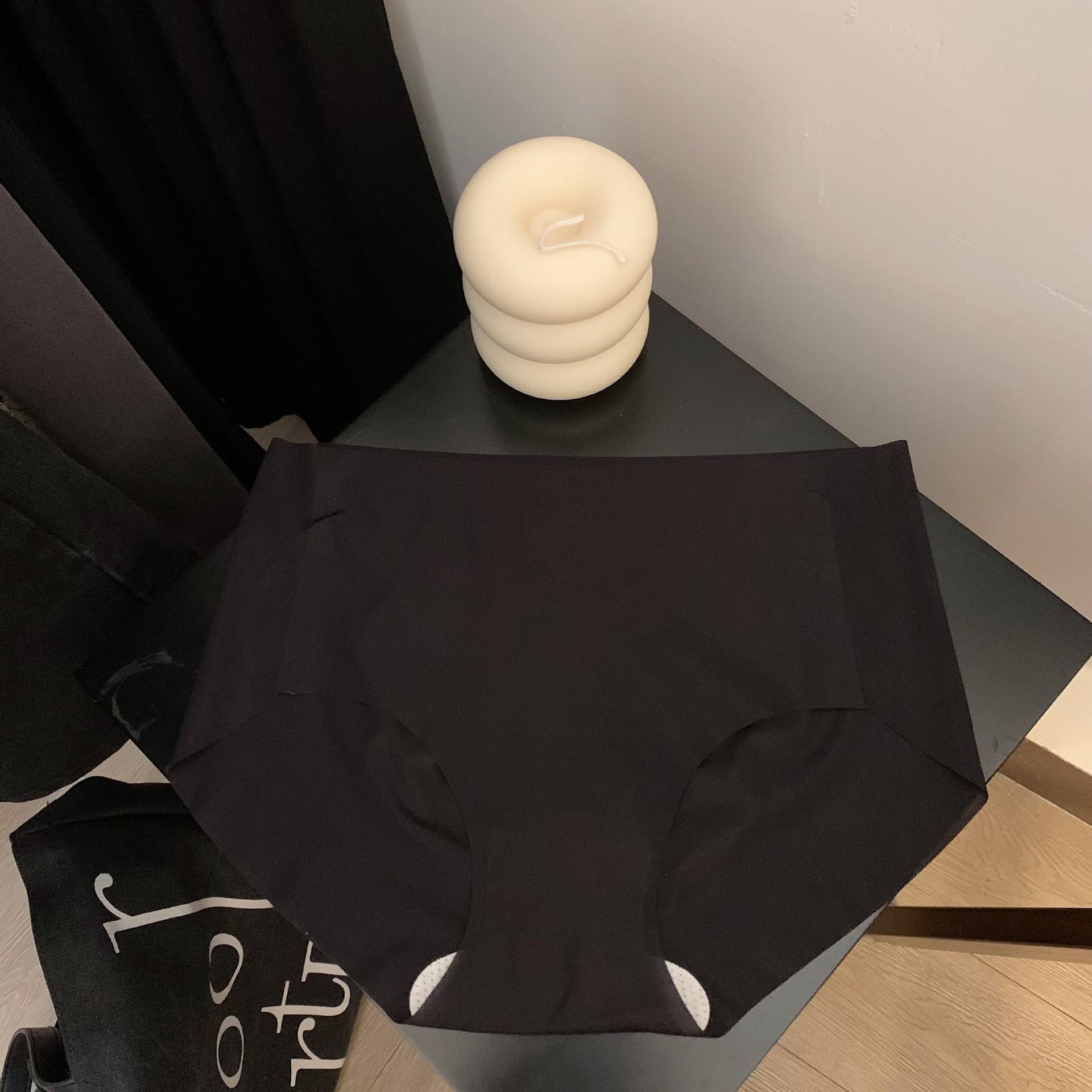 

Women s Seamless Ice Silk Antibacterial Mid-Waist Quick-Drying Panties - Japanese Style Summer Edition XL (60-70 kg) чёрный