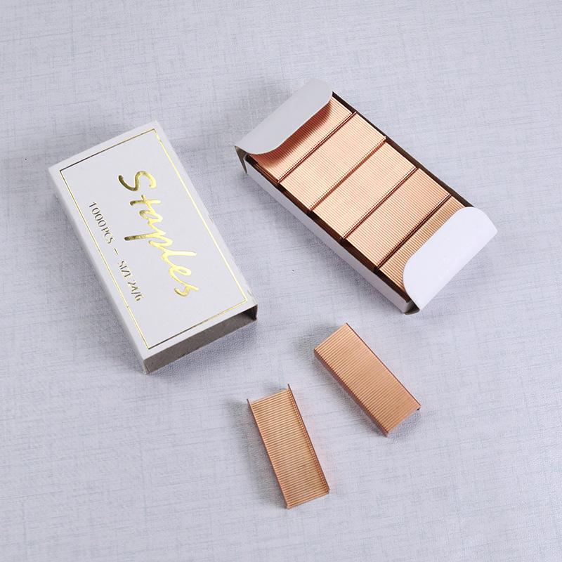 Velká sešívačka galvanicky pokovená růžovým zlatem s 1000 barevnými sponkami