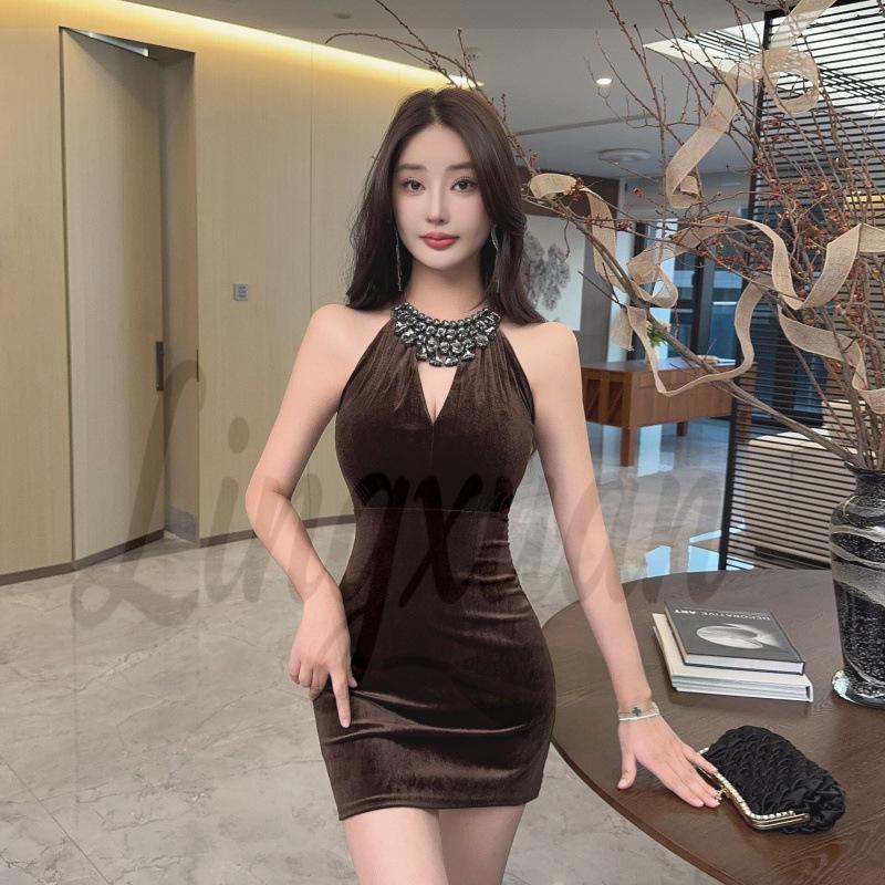 Velvet Halter Neck Bodycon Dress with Chest Pads - Elegant, Slim Fit, and Sexy Low-Cut Short Skirt for Nightclubs. XL