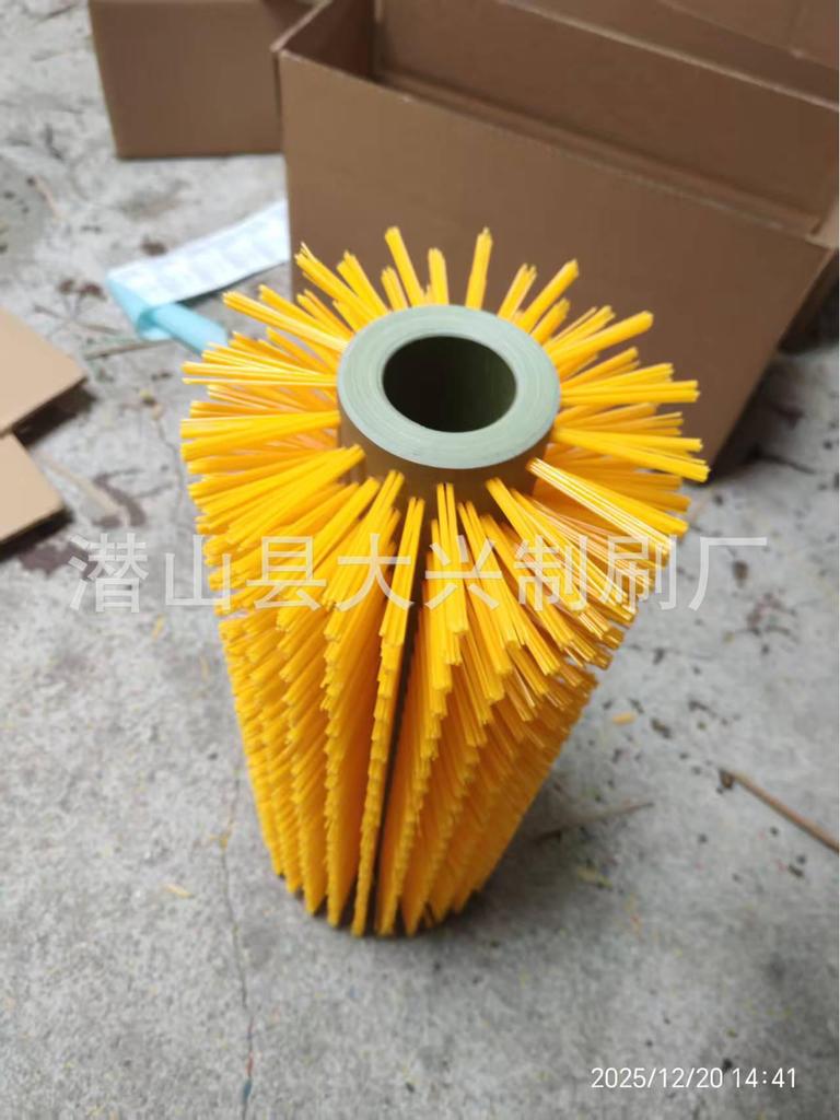 Cattle and Horse Massage Brush: Half-Body Scratch & Itch Relief Roller for Animal Cleaning