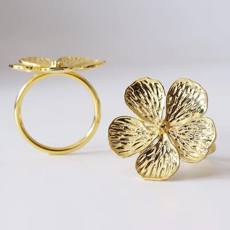 4Pcs New Plum Blossom Napkin Rings Holder Metal Flower Types Accessories For El Parties Feast Wedding Dining Table Decoration