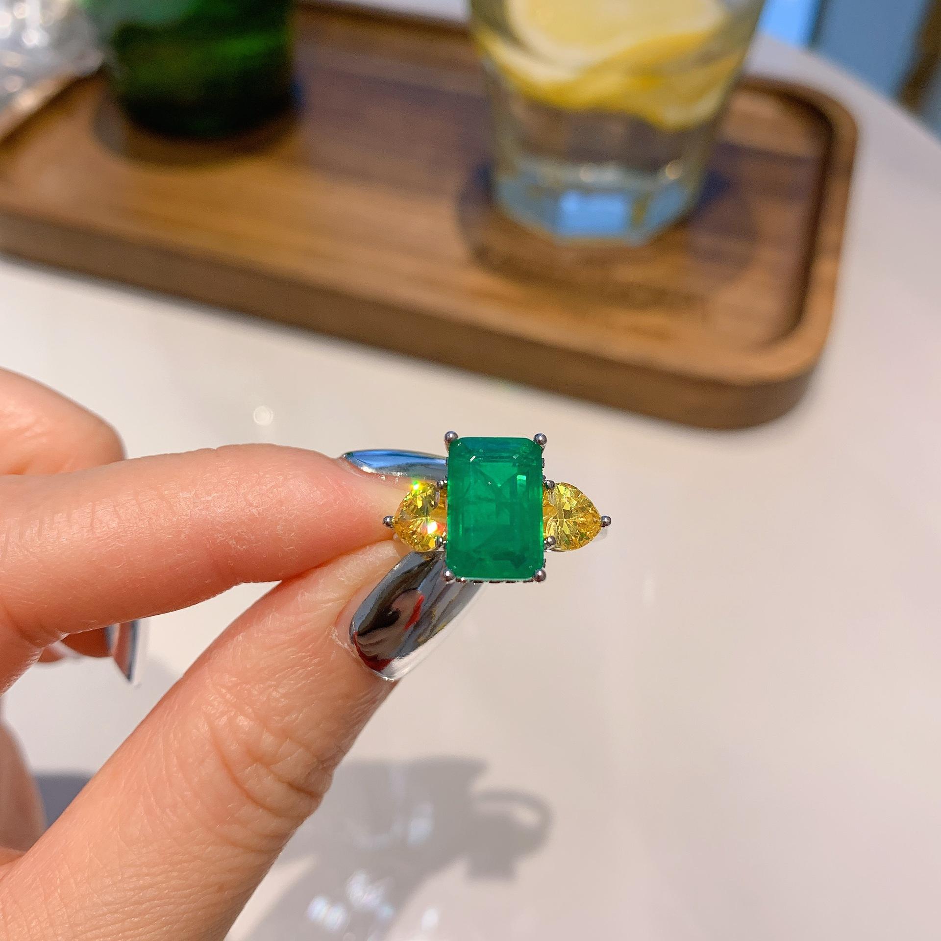 

Новое кольцо знаменитости, кольцо с крупным квадратным бриллиантом в микрооправе и зеленым цирконом, ювелирное изделие цвета Параиба. изумрудный