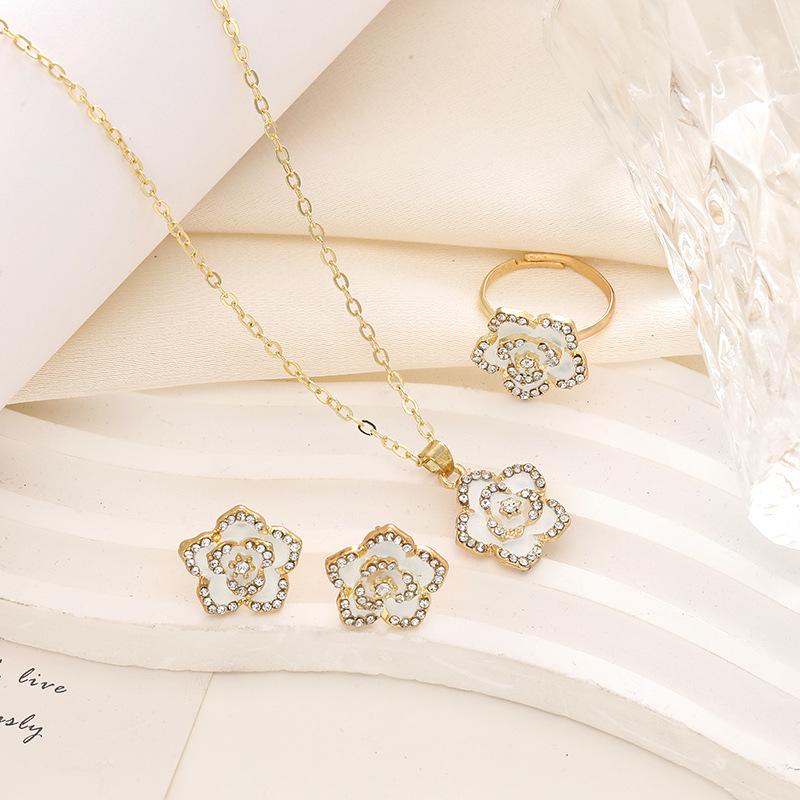 

Набір кольє та ювелірних виробів з корейською камелією: Жіночі високоякісні сережки, каблучки та ланцюжки для ключиць