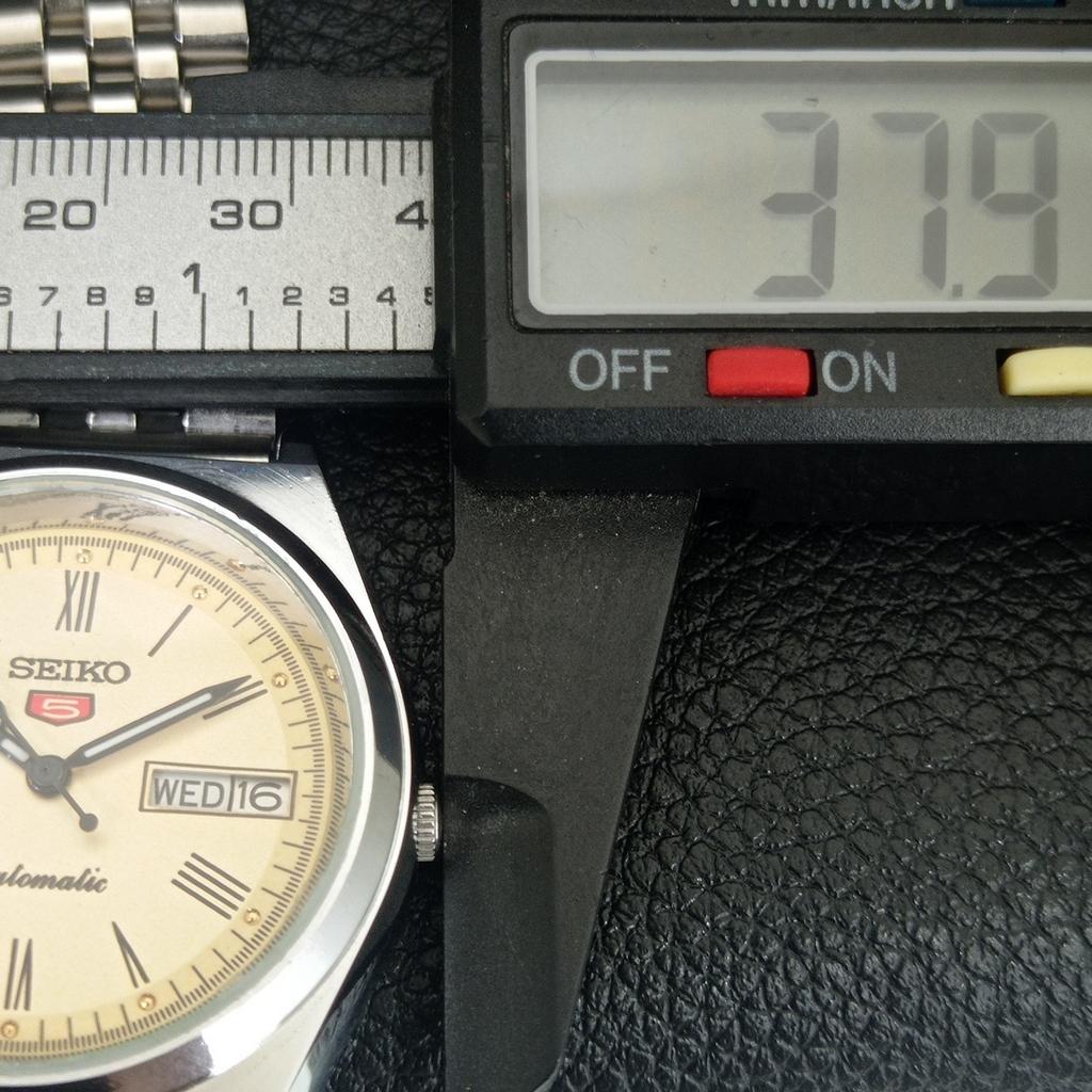 VINTAGE SEIKO 5 AUTOMATIC REFURBISHED JAPAN MENS ROMAN FIGURE WATCH a442634-1
