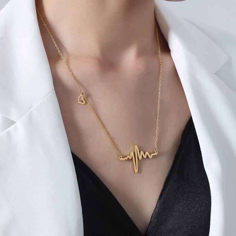 Hong Kong Retro Wave Heart Pendant Necklace, 18K Gold, Titanium Steel, Versatile Clavicle Chain