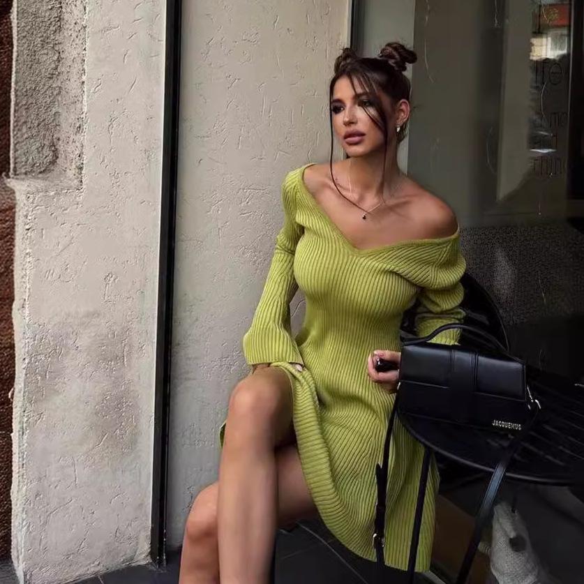 2024 Podzimní Evropsko-americké Jednobarevné Šaty s Nízkým Výstřihem, Dlouhým Rukávem a Krátkou A-liniovou Sukní pro Ženy