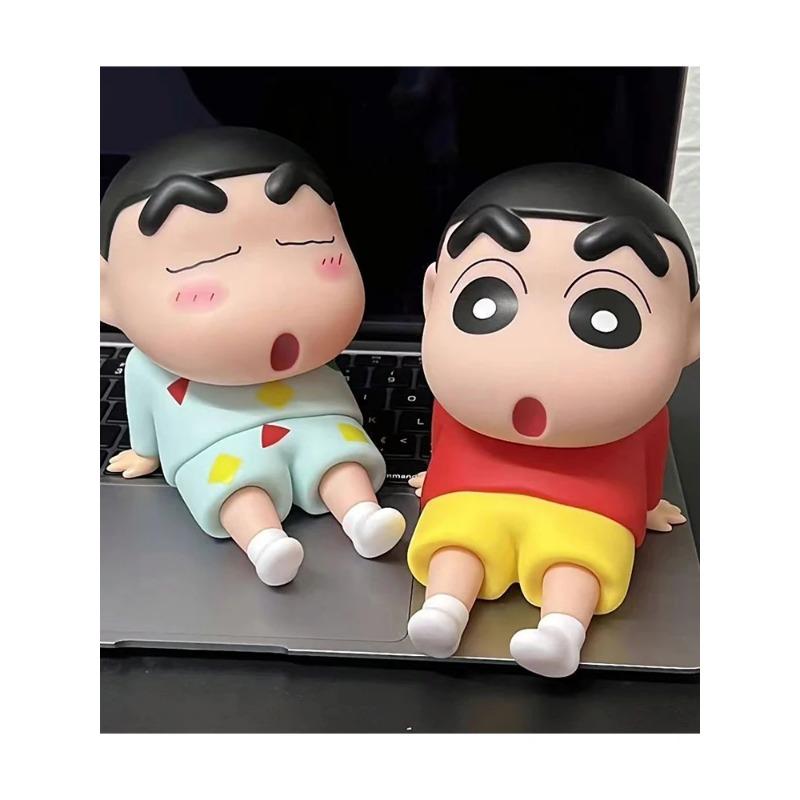 Supporto per Telefono Crayon Shin-Chan, Ornamenti da Scrivania Kawaii Anime, Cartone Animato Guardare la TV, Supporto per Telefono Bambola Carina Decorazioni Giocattoli Regali
