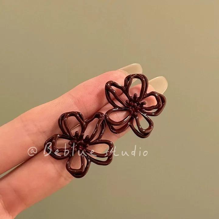 Silver needle flocking hollow flower earrings Ankola red retro fashion temperament earrings light luxury high-end earrings women