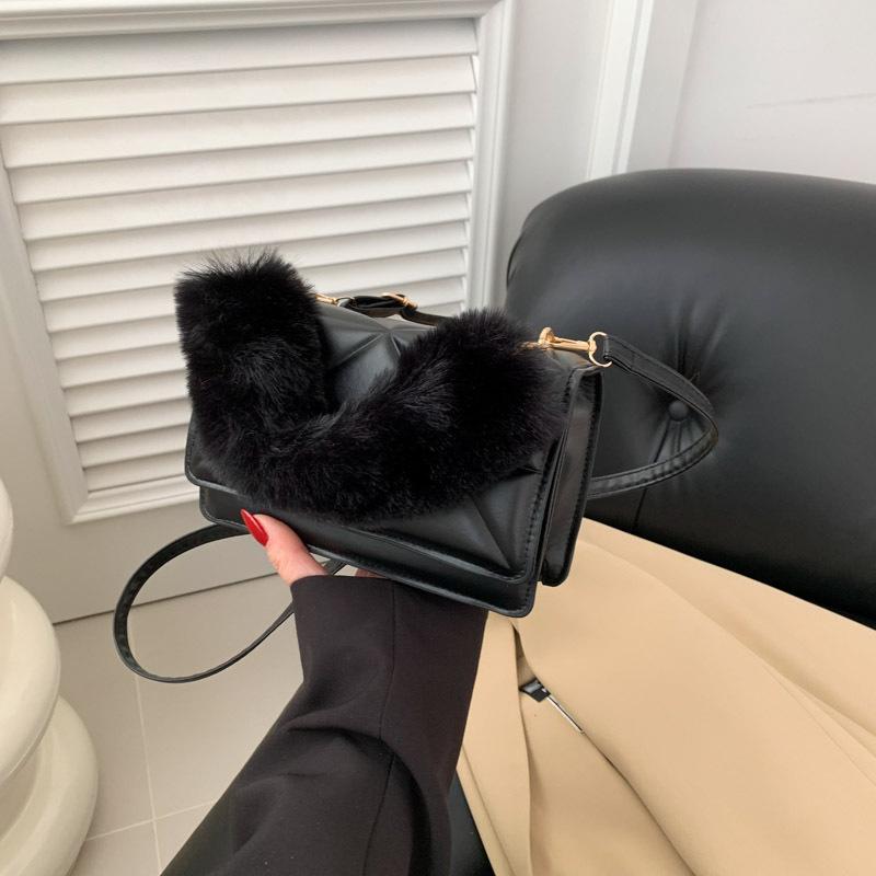 

Контрастный цветной отступ Повседневная мода Ретро личность Иностранный стиль Пушистый плечевой косой пролет Портативный небольшой квадратный мешок чёрный