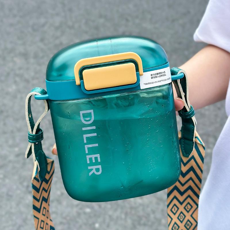 Square straw plastic cup Dile Bell Xia large capacity messenger kettle Internet celebrity bag portable water cup 720ML зелёный