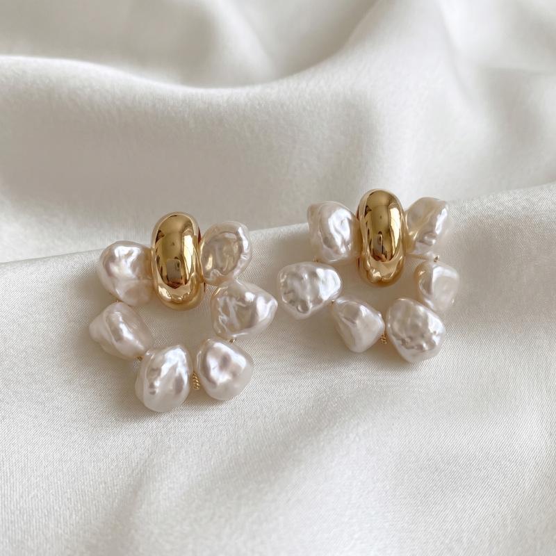 South Korea's new super fairy temperament pearl stud earrings women's light luxury small high-end sense metal stud earrings Internet celebrity ear