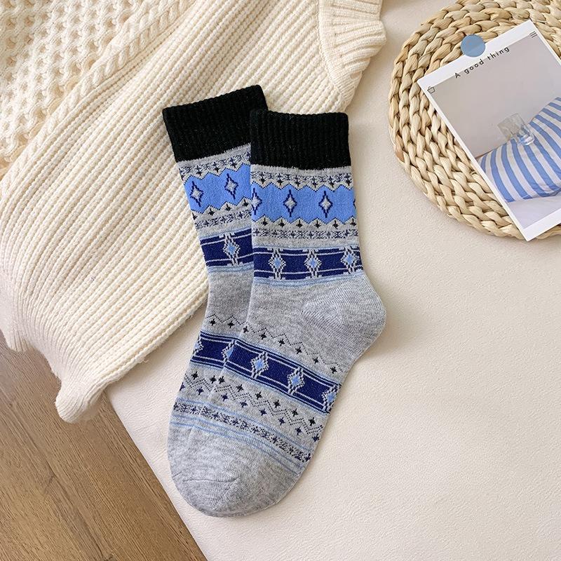 Autumn and Winter Retro Diamond-patterned Striped Thickened Cashmere Mid-calf Socks for Trendy Women