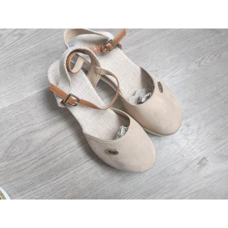A New Style of Large-sized Women's Shoes with A One-shoulder Wedge Heel and A Fashionable Flip-top