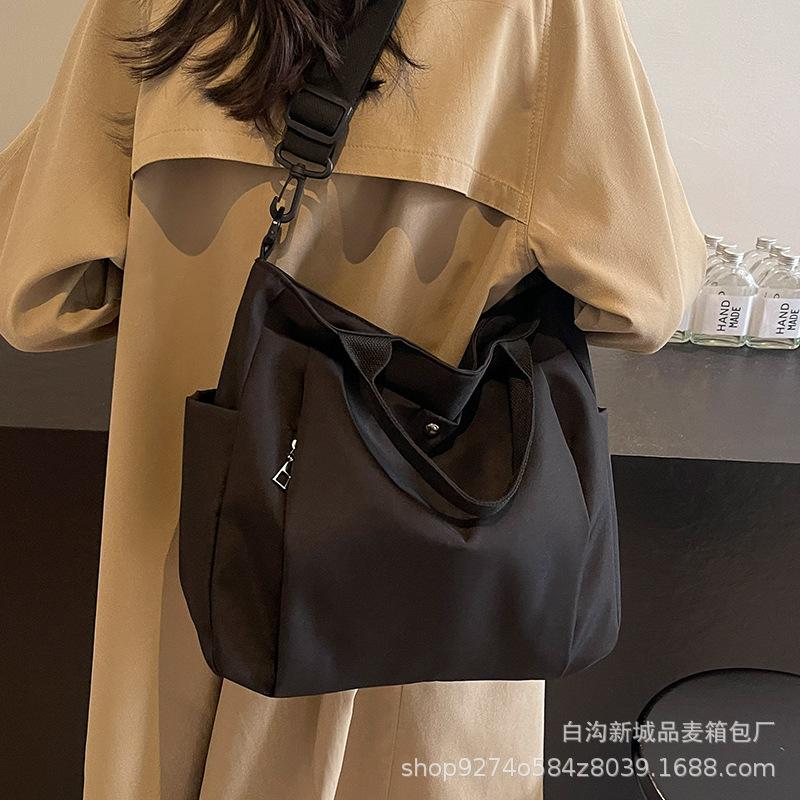 Large capacity canvas bag women's 2025 autumn and winter new casual shoulder bag simple class commuter messenger tote bag