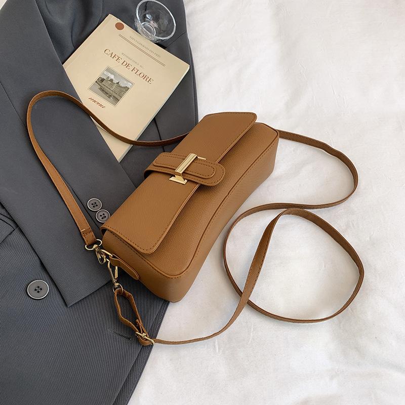 

French niche fashion underarm bag women s 2025 new trendy retro commuter shoulder bag popular belt buckle messenger bag хаки