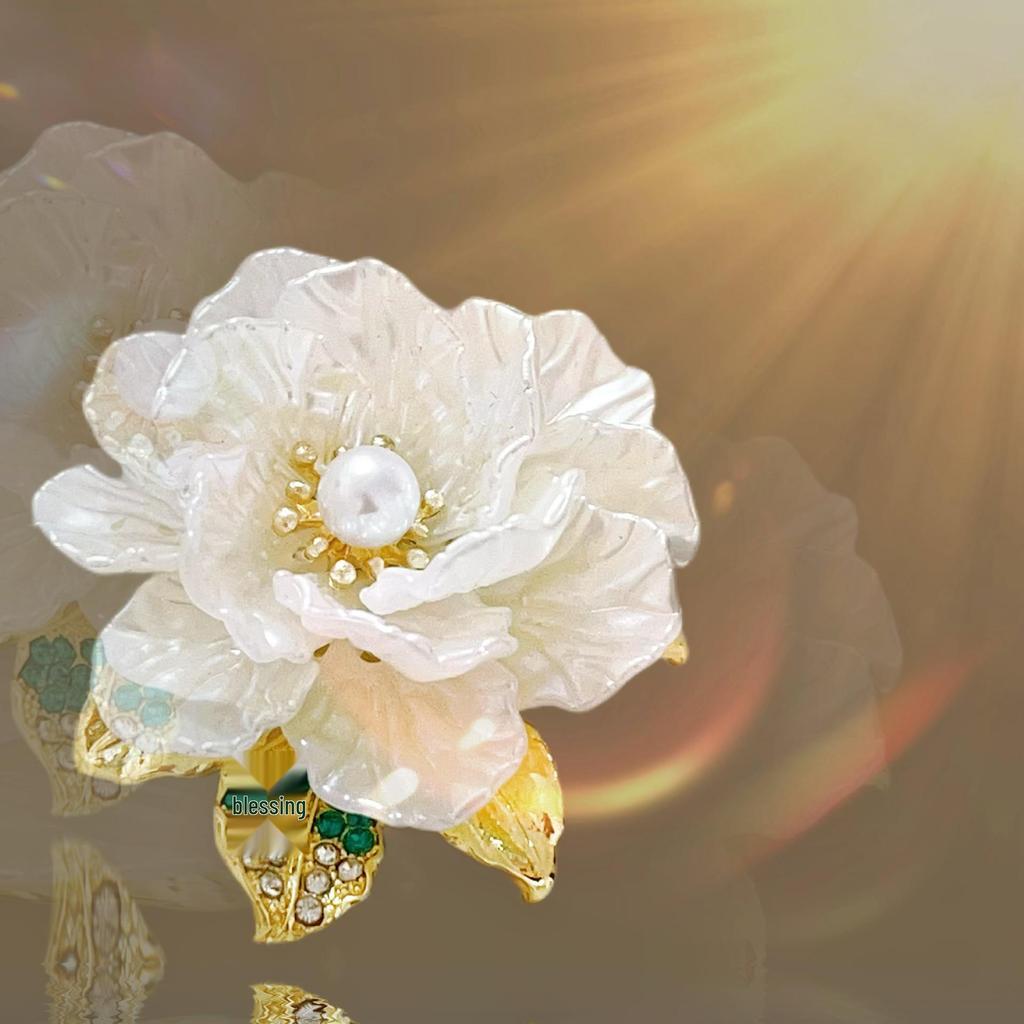 Pearl Camellia Brooch: High-End Luxury Women's Clothing Accessory Waist Cincher Buckle & Garment Clip Ornament.
