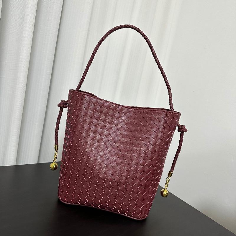 New medieval fashion versatile leather square shoulder underarm crossbody tote bag woven bag hand bucket bag