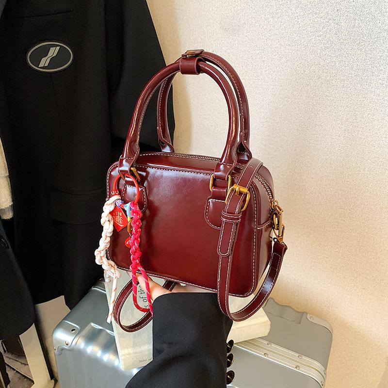 Retro Niche Bag Women's 2025 New Autumn and Winter Versatile Messenger Bag High-end Fashion Portable Small Square Bag