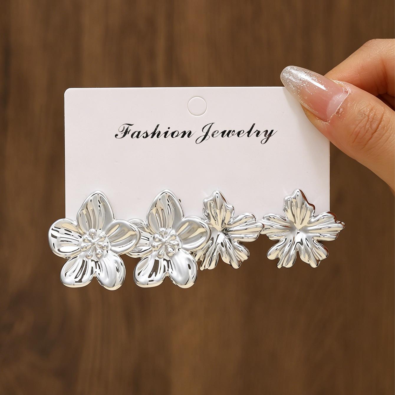 New hot-selling gold flower earrings, retro five-petal flower earrings, stud earrings, women s CCB earrings.
