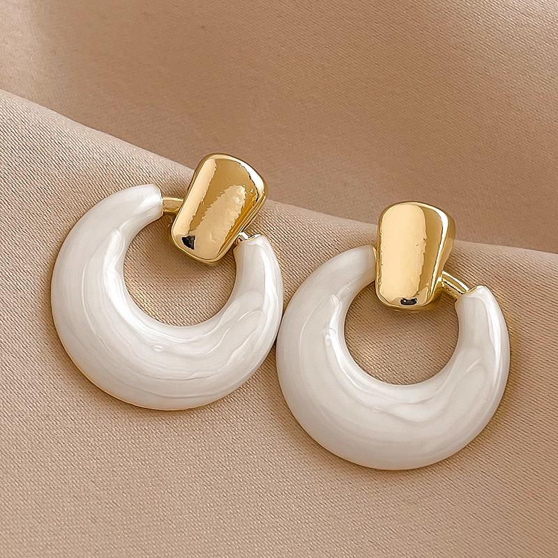 

Retro Minimalist Geometric Circle Stud Earrings: Oil-Drip Steel Needle Design for Women