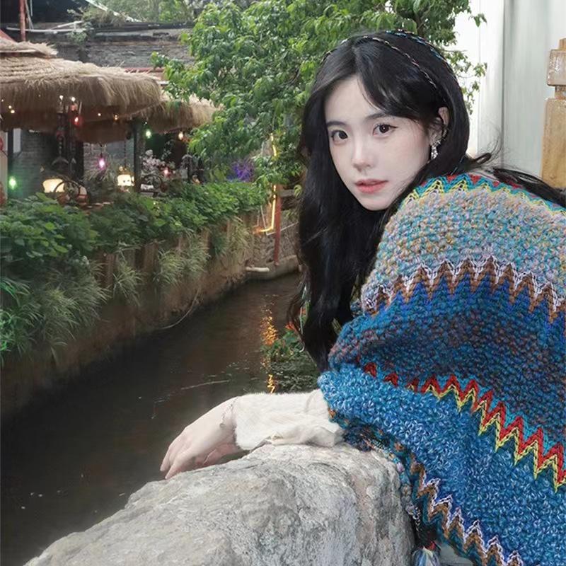 Handgestrickter Schal und Klimaanlagen-Cape im Ethno-Stil mit Quasten