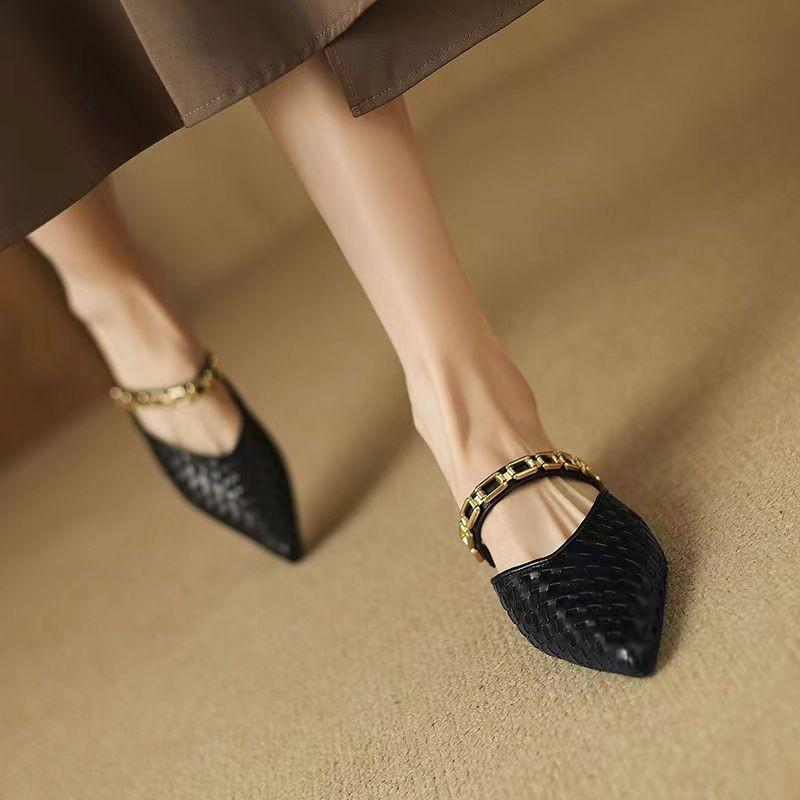 Hot Sale Summer New Style Luxury Pointed Toe Flats Heel Casual Pure Color Outdoor Wearable Half Slip on Sandals Slippers