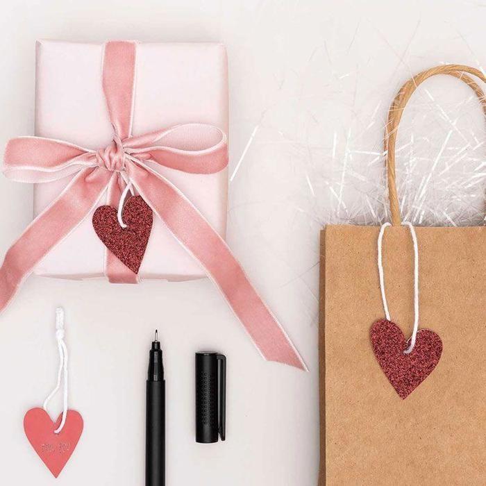 Étiquettes à suspendre - RICO DESIGN - Petits cœurs rouges - 24 pièces - Mixte - Personnalisables