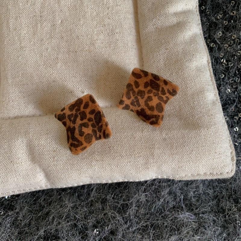 Women's Leopard Print Round Flocked Hoops: Unique Autumn/Winter European Statement Earrings for a Smaller Face Look