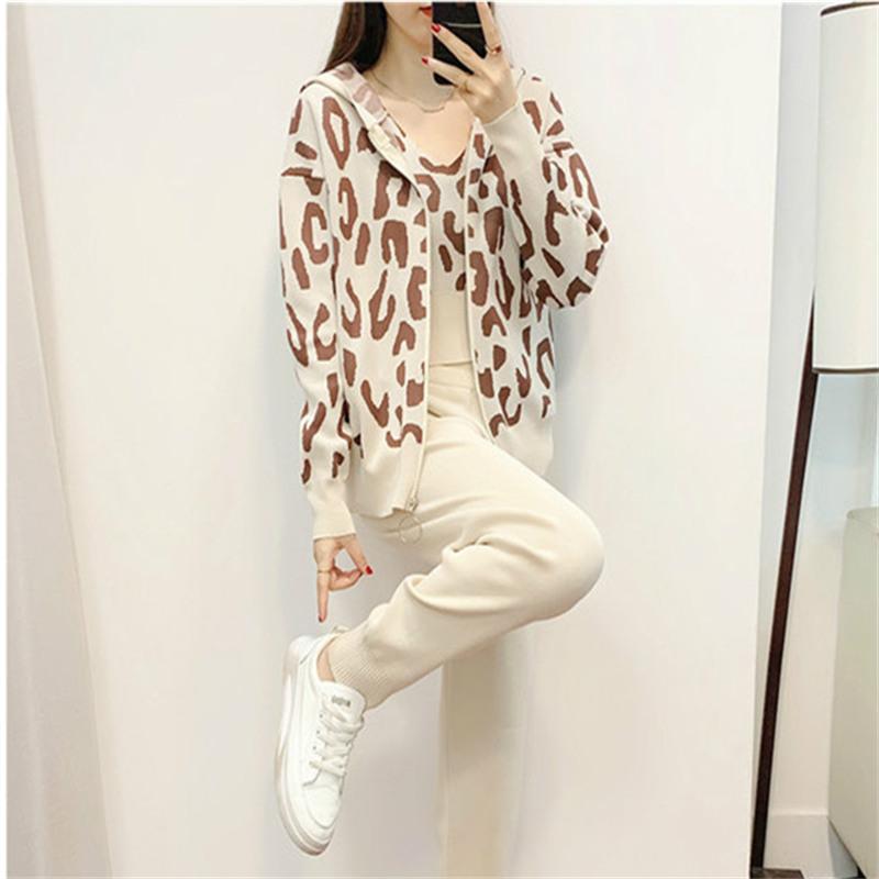 

Вязаный повседневный костюм с леопардовым принтом для осени и зимы, женственный европейский модный комплект из трех предметов One Size абрикосовый