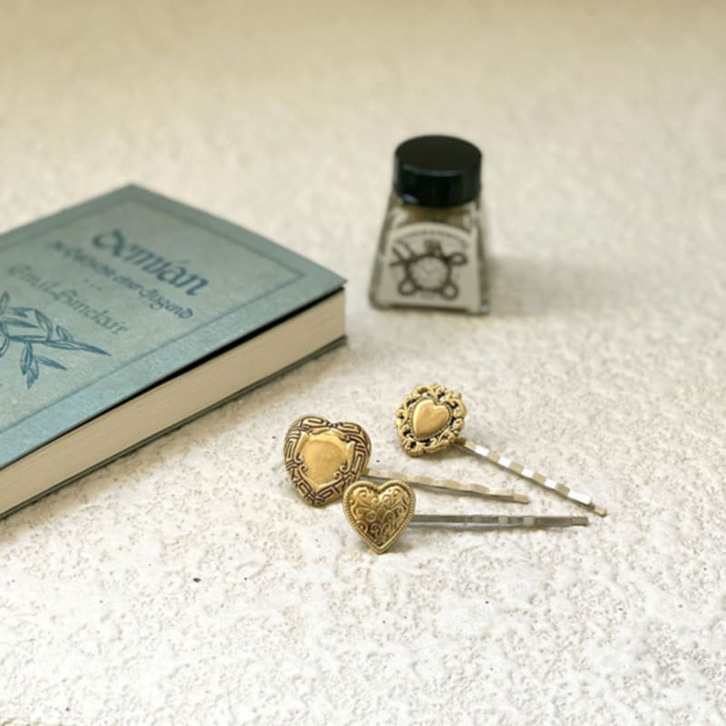 

Favorite Noun Vintage Heart_Gold Gold