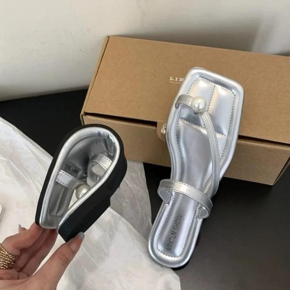 Модные праздничные пляжные тапочки, женские летние минималистичные сандалии 2024 г., корейские французские женские повседневные шлепанцы на плоской подошве, повседневная одежда Lide 35 серебряный