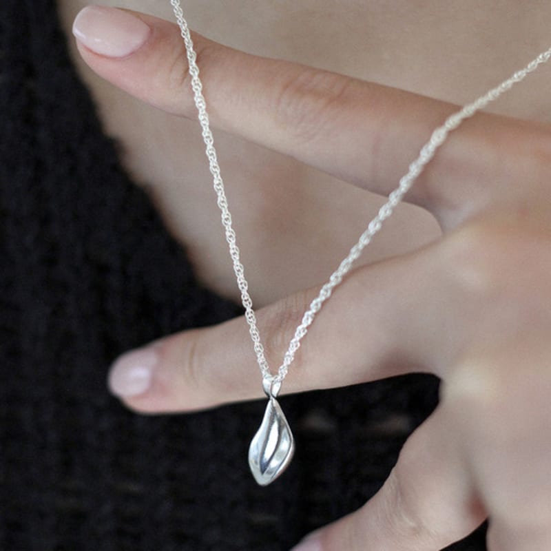 synesthetic pcs Carved necklace