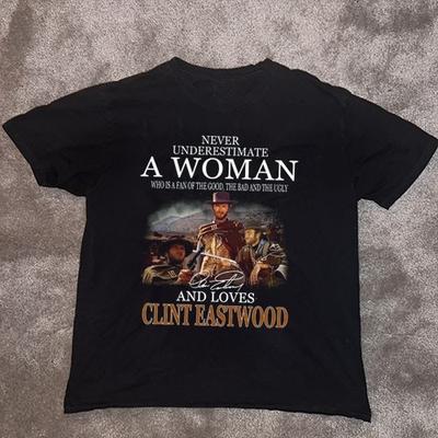 Neues Clint Eastwood Unterschätze niemals eine Frau Unisex Alle Größen DO168 Unisex T-Shirt Grafik-T-Shirt