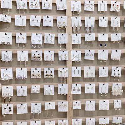 Fumaide Sada náušnic s třásněmi v lehkém luxusním stylu