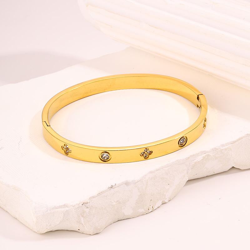 Four-leaf clover diamond-encrusted , female tide brand, European and American non-fading titanium steel , send girlfriend wrist stacking 