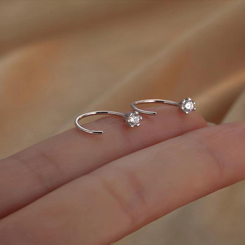 

Простые и компактные серьги-крючки с шестью зубцами и одним бриллиантом