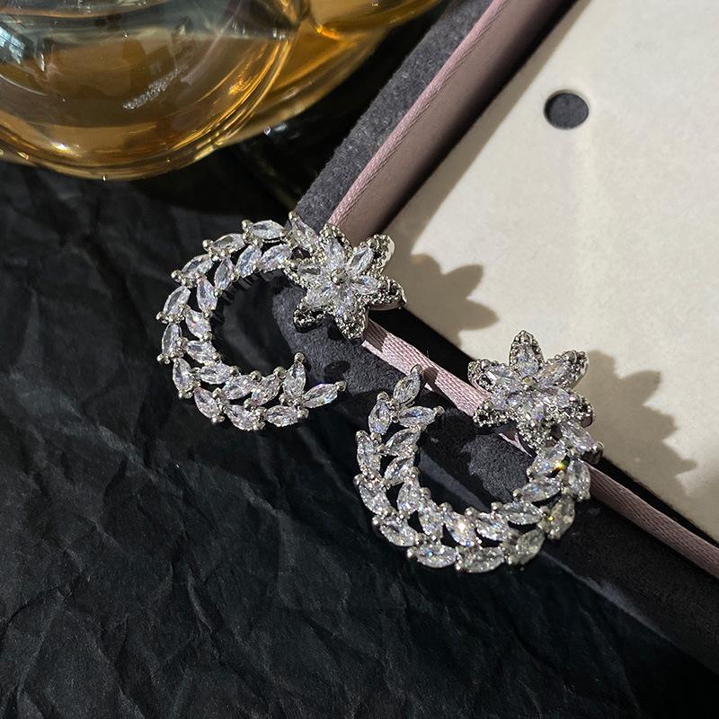 Blatt Blume Ohrstecker Koreanische Version Einfache Leicht Eingelegte Leichter Luxus Design Sinn Nischen-Ohrringe Mond Fünfzackiger Stern Ohrstecker Frauen