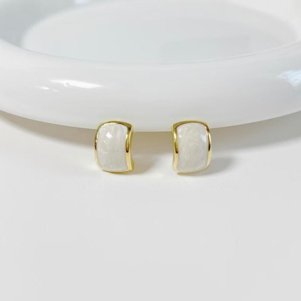 Minimalist French Drop Earrings: Retro, Sweet, Versatile Design with Light Luxury and Unique Personality